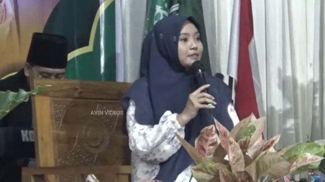 Siapa Mumpuni Handayayekti? Ustazah Muda dengan Logat Ngapak yang Pengajiannya Viral