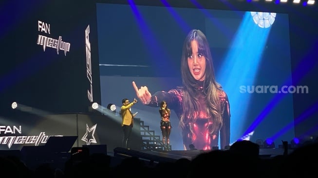 Lisa BLACKPINK dalam acara fan meet up yang digelar di Beach City International Stadium (BCIS), Ancol, Jakarta Utara, Jumat (15/11/2024) [Suara.com/Tiara Rosana]