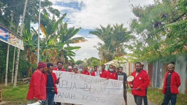 Sejumlah mahasiswa yang menggelar aksi demonstrasi tolak Transmigrasi di Nabire, Papua. (Suara.com/Elias Douw)