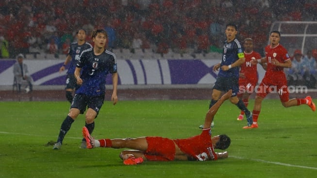 Pemain Timnas Indonesia Rafael Struick berebut bola dengan pemain Timnas Jepang saat pertandingan Sepak Bola Kualifikasi Piala Dunia 2026 Zona Asia Antara Indonesia melawan Jepang di Stadion Gelora Bung Karno, Jakarta, Jumat (15/11/2024). [Suara.com/Alfian Winanto]
