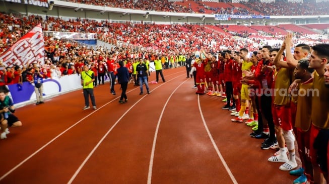 Skuad Timnas Indonesia menyapa penonton usai pertandingan Sepak Bola Kualifikasi Piala Dunia 2026 Zona Asia Antara Indonesia melawan Jepang di Stadion Gelora Bung Karno, Jakarta, Jumat (15/11/2024). [Suara.com/Alfian Winanto]