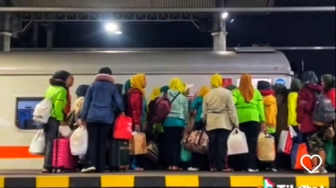 Gegara Emak-emak, KA Kahuripan Terlambat Berangkat di Stasiun Lempuyangan