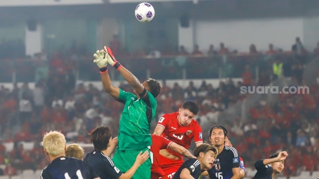 Pemain Timnas Indonesia Justin Hubner berebut bola atas dengan pemain Timnas Jepang saat pertandingan Sepak Bola Kualifikasi Piala Dunia 2026 Zona Asia Antara Indonesia melawan Jepang di Stadion Gelora Bung Karno, Jakarta, Jumat (15/11/2024). [Suara.com/Alfian Winanto]
