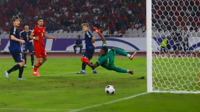 Kiper Timnas Jepang Zion Suzuki berusaha menangkap tendangan pemain Timnas Indonesia Ragnar Oratmangoen saat pertandingan Sepak Bola Kualifikasi Piala Dunia 2026 Zona Asia Antara Indonesia melawan Jepang di Stadion Gelora Bung Karno, Jakarta, Jumat (15/11/2024). [Suara.com/Alfian Winanto]
