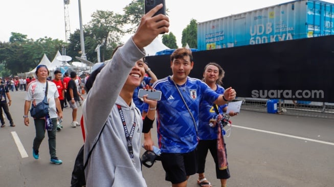 Sejumlah suporter hadir untuk menyaksikan langsung pertandingan Indonesia vs Jepang dalam laga lanjutan Grup C Kualifikasi Piala Dunia 2026 zona Asia di Stadion Utama Gelora Bung Karno (GBK), Senayan, Jakarta, Jumat (15/11/2024). [Suara.com/Alfian Winanto]