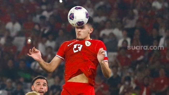 Pemain Timnas Indonesia Justin Hubner mengambil bola atas saat pertandingan Sepak Bola Kualifikasi Piala Dunia 2026 Zona Asia Antara Indonesia melawan Jepang di Stadion Gelora Bung Karno, Jakarta, Jumat (15/11/2024). [Suara.com/Alfian Winanto]
