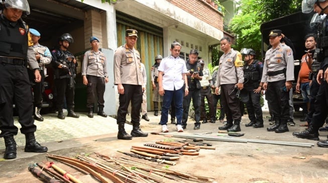 Gerebek Rumah Diduga Tempat Persembunyian Terduga Pelaku Pembacokan di Jambusari, Polisi Temukan Busur hingga Tombak