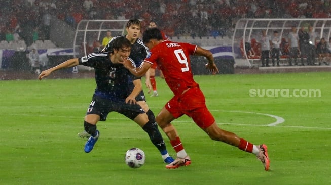 Pemain Timnas Indonesia Rafael Struick berebut bola dengan pemain Timnas Jepang saat pertandingan Sepak Bola Kualifikasi Piala Dunia 2026 Zona Asia Antara Indonesia melawan Jepang di Stadion Gelora Bung Karno, Jakarta, Jumat (15/11/2024). [Suara.com/Alfian Winanto]
