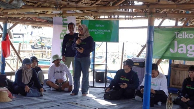 Melalui program Waste Management, Telkomsel Jaga Bumi juga menggelar aksi Beach Clean-Up di area konservasi mangrove, sekaligus melakukan edukasi tentang pengelolaan sampah plastik (Dok. Telkomsel)