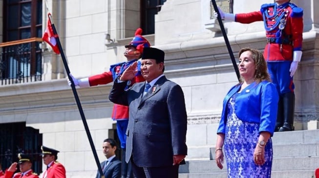 Presiden Republik Indonesia, Prabowo Subianto melakukan kunjungan resmi kepada Presiden Republik Peru, Dina Boluarte di Istana Pemerintahan Peru. (Foto: Biro Pers Sekretariat Presiden)