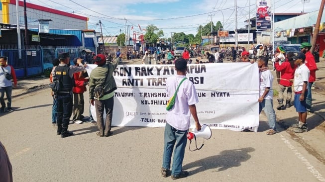 Aksi Tolak Transmigrasi di Nabire Diadang Aparat, Satu Demonstran Luka Kena Peluru Karet