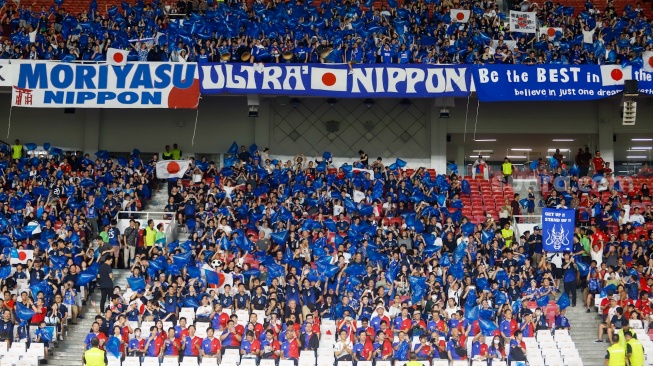 Suporter timnas Jepang jelang laga lanjutan Grup F Kualifikasi Piala Dunia 2026 zona Asia di Stadion Utama Gelora Bung Karno (GBK), Senayan, Jakarta, Jumat (15/11/2024). [Suara.com/Alfian Winanto]