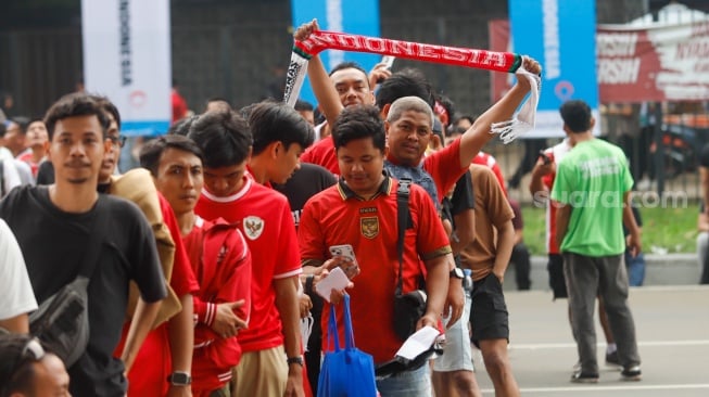 Sejumlah suporter hadir untuk menyaksikan langsung pertandingan Indonesia vs Jepang dalam laga lanjutan Grup C Kualifikasi Piala Dunia 2026 zona Asia di Stadion Utama Gelora Bung Karno (GBK), Senayan, Jakarta, Jumat (15/11/2024). [Suara.com/Alfian Winanto]