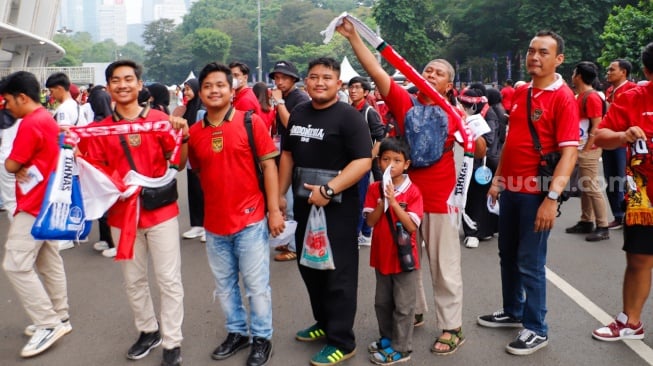 Sejumlah suporter hadir untuk menyaksikan langsung pertandingan Indonesia vs Jepang dalam laga lanjutan Grup C Kualifikasi Piala Dunia 2026 zona Asia di Stadion Utama Gelora Bung Karno (GBK), Senayan, Jakarta, Jumat (15/11/2024). [Suara.com/Alfian Winanto]