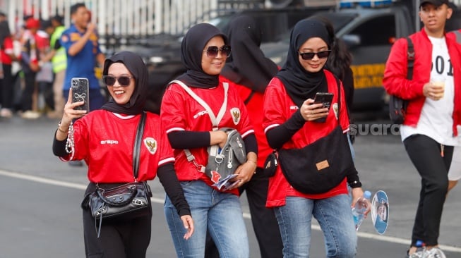 Sejumlah suporter hadir untuk menyaksikan langsung pertandingan Indonesia vs Jepang dalam laga lanjutan Grup C Kualifikasi Piala Dunia 2026 zona Asia di Stadion Utama Gelora Bung Karno (GBK), Senayan, Jakarta, Jumat (15/11/2024). [Suara.com/Alfian Winanto]