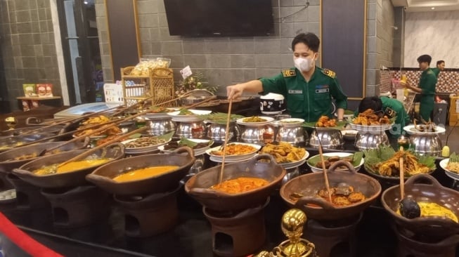 Mencicipi Belasan Jenis Gulai di Nasi Kapau Pangeran Mudo: Surga Pecinta Kuliner Minang