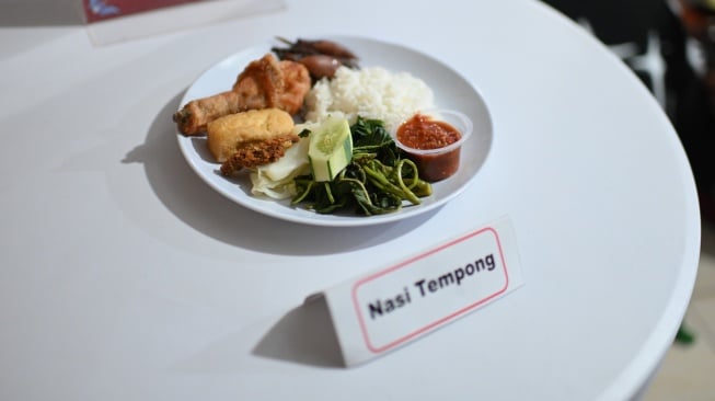 Kuliner legendaris Sego Tempong Mbak Wah di Banyuwangi.