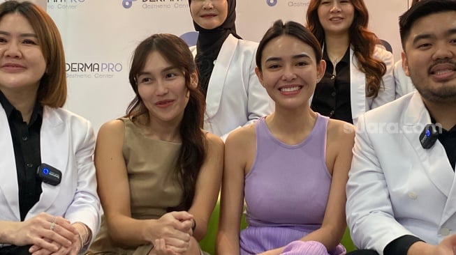 Ayu Ting Ting dan Amanda Manopo ditemui di Klinik Dermapro di kawasan Tanjung Duren, Jakarta Barat, Sabtu (16/11/2024). [Tiara Rosana/Suara.com]