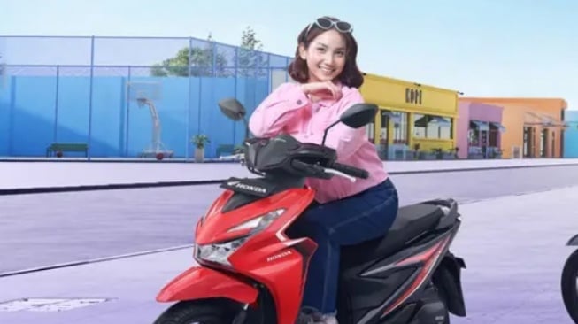 Ilustrasi wanita naik motor (AHM)