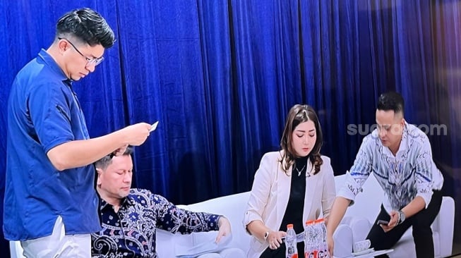 Mediasi Pratiwi Noviyanthi alias Novi dan Pihak Agus Salim di Gedung Joang, Menteng, Jakarta Pusat pada Jumat (15/11/2024) [Suara.com/Rena Pangesti]