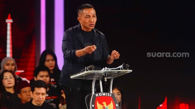 Calon Gubernur (Cagub) Jakarta Nomor urut 2, Dharma Pongrekun menyampaikan visi misi nya saat debat ketiga Pilkada Jakarta 2024 di Hotel Sultan, Jakarta, Minggu (17/11/2024).  [Suara.com/Alfian Winanto]