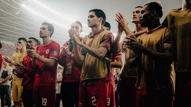 Pemain keturunan milik Timnas Indonesia, Kevin Diks dan rekan-rekannya menyalami para fans pasca laga lawan Jepang di Stadion Utama Gelora Bung Karno (SUGBK), Senayan, Jakarta. [Dok. Instagram/@kevindiks2]