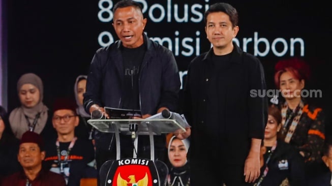 Pasangan Cagub-Cawagub Jakarta Nomor Urut 2, Dharma Pongrekun - Kun Wardana menyampaikan visi misinya saat menghadiri debat ketiga Pilkada Jakarta 2024 di Hotel Sultan, Jakarta, Minggu (17/11/2024).  [Suara.com/Alfian Winanto]