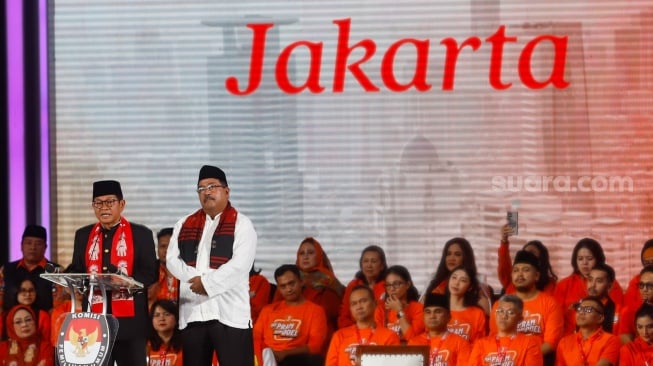 Pasangan Cagub-Cawagub Jakarta Nomor Urut 3, Pramono Anung - Rano Karno menyampaikan visi misinya saat debat ketiga Pilkada Jakarta 2024 di Hotel Sultan, Jakarta, Minggu (17/11/2024).  [Suara.com/Alfian Winanto]