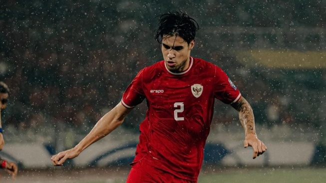 Pemain keturunan milik Timnas Indonesia, Kevin Diks dan rekan-rekannya menyalami para fans pasca laga lawan Jepang di Stadion Utama Gelora Bung Karno (SUGBK), Senayan, Jakarta. [Dok. Instagram/@kevindiks2]