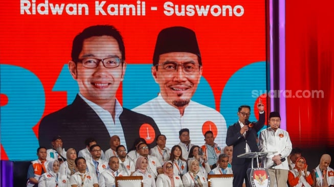 Pasangan Cagub-Cawagub Jakarta Nomor Urut 1, Ridwan Kamil - Suswono menyampaikan visi misi nya saat debat ketiga Pilkada Jakarta 2024 di Hotel Sultan, Jakarta, Minggu (17/11/2024).  [Suara.com/Alfian Winanto]
