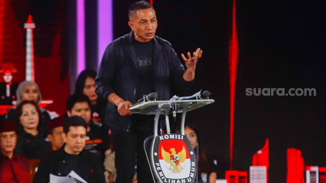 Calon Gubernur (Cagub) Jakarta Nomor urut 2, Dharma Pongrekun menyampaikan visi misi nya saat debat ketiga Pilkada Jakarta 2024 di Hotel Sultan, Jakarta, Minggu (17/11/2024).  [Suara.com/Alfian Winanto]