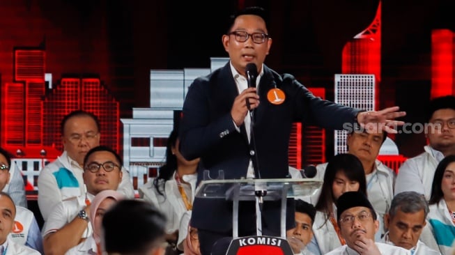 Calon Gubernur (Cagub) Jakarta Nomor urut 1, Ridwan Kamil menyampaikan visi misi nya saat debat ketiga Pilkada Jakarta 2024 di Hotel Sultan, Jakarta, Minggu (17/11/2024).  [Suara.com/Alfian Winanto]