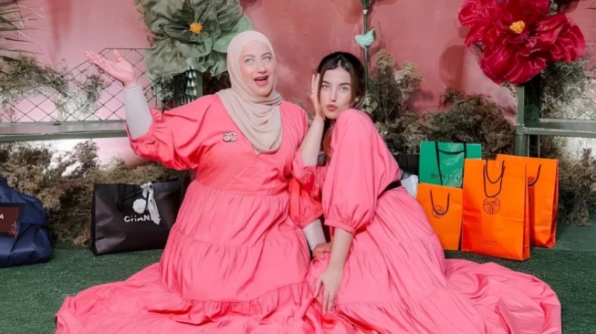 Tasya dan Tasyi Siapa yang Lahir Duluan? Heboh Beauty Vlogger Kembar Diduga Saling Sindir