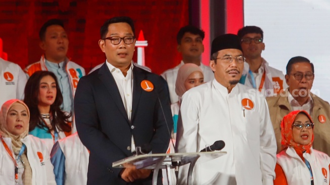 Pasangan Cagub-Cawagub Jakarta Nomor Urut 1, Ridwan Kamil - Suswono menyampaikan visi misi nya saat debat ketiga Pilkada Jakarta 2024 di Hotel Sultan, Jakarta, Minggu (17/11/2024).  [Suara.com/Alfian Winanto]