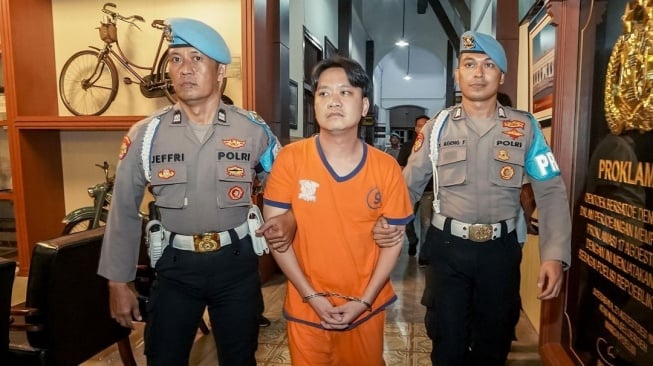 Penampakan Ivan Sugianto saat ditemui anggota DPR RI Ahmad Sahroni. (Foto: Instagram Ahmad Sahroni)