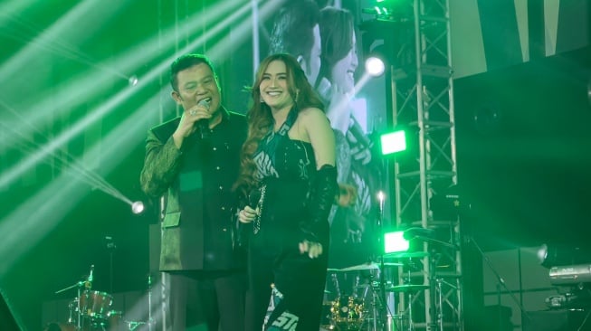 Gayeng Lur! Duet Sahli Himawan, Happy Asmara dan Shepin Misa Goyang FisipFest UNDIP Music Festival 2024