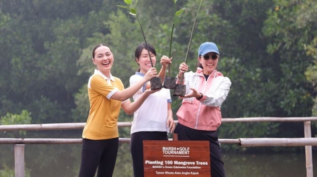 Marcella Zalianty bersama putranya, Magali dan Jolene Marie di acara tanam pohon mangrove di Taman Wisata Alam Angke Kapuk, Jakarta, Senin (18/11/2024). [Instagram]