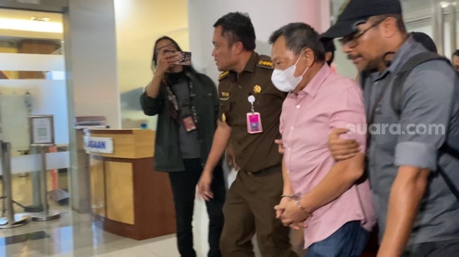 Penyidik Jaksa Agung Muda Tindak Pidana Khusus (Jampidsus) pada Kejaksaan Agung (Kejagung) meringkus bos maskapai penerbangan Sriwijaya Air, Hendry Lie. (Suara.com/Faqih)