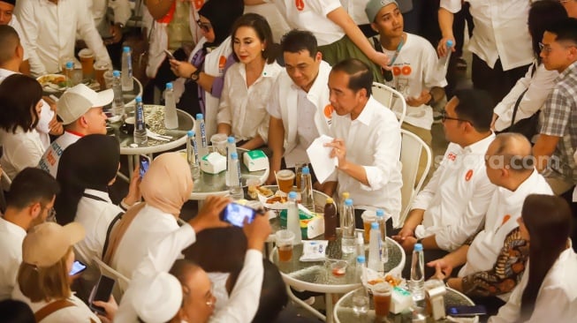 Presiden Indonesia ke-7 Joko Widodo bersama dengan Calon Gubernur Jakarta Nomor urut satu, Ridwan Kamil dan sejumlah tokoh saat menggelar pertemuan di Jakarta, Senin (18/11/2024). [Suara.com/Alfian Winanto]