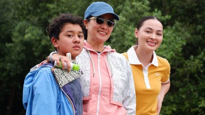 Marcella Zalianty bersama putranya, Magali dan Jolene Marie di acara tanam pohon mangrove di Taman Wisata Alam Angke Kapuk, Jakarta, Senin (18/11/2024). [Instagram]