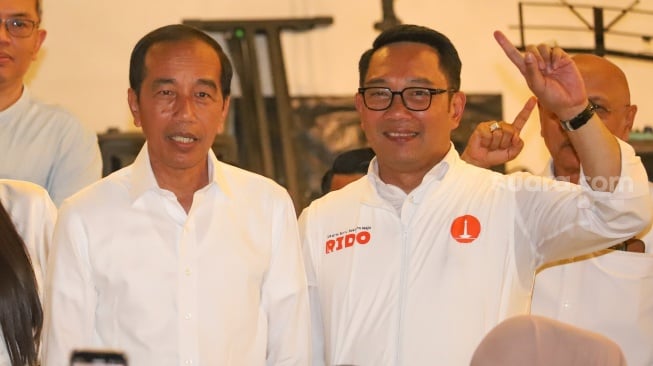 Presiden Indonesia ke-7 Joko Widodo bersama Calon Gubernur Jakarta Nomor urut satu, Ridwan Kamil usai menggelar pertemuan di Jakarta, Senin (18/11/2024). [Suara.com/Alfian Winanto]