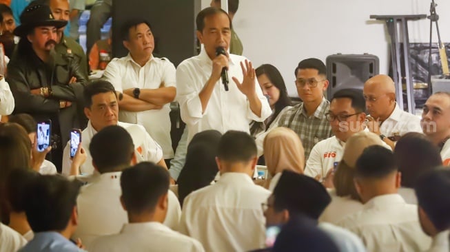 Presiden Indonesia ke-7 Joko Widodo memberikan arahan saat bertemu dengan Calon Gubernur Jakarta Nomor urut satu, Ridwan Kamil di Jakarta, Senin (18/11/2024). [Suara.com/Alfian Winanto]