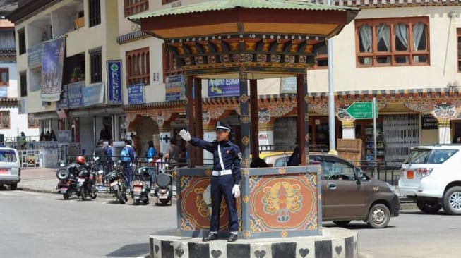 Thimphu tak menerapkan lampu lalu lintas di persimpangan, tapi memanfaatkan polisi (WorldKings)