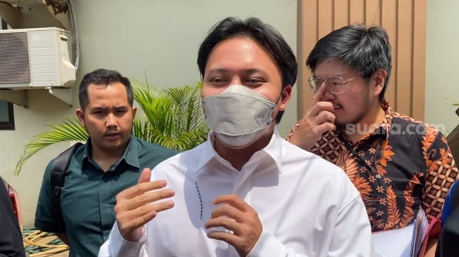 Rizky Febian di Pengadilan Agama Jakarta Selatan, Senin (18/11/2024) [Suara.com/Adiyoga Priyambodo]