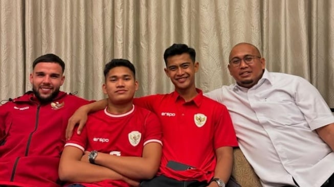 Pratama Arhan kenalkan teman-teman pemain Timnas Indonesia ke Andre Rosiade (Instagram/@andre_rosiade)