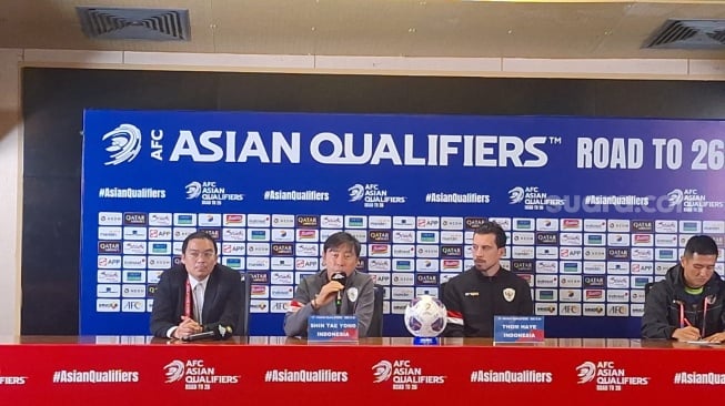 Pelatih Timnas Indonesia, Shin Tae-yong dan gelandang Thom Haye saat menjalani sesi Pre-Match Press Conference di Stadion Utama Gelora Bung Karno (SUGBK) Jakarta, Senin (18/11/2024). [Suara.com/Adie Prasetyo Nugraha]