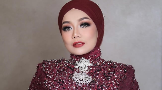 Gaya glamor Reza Artamevia. [Instagram/@rezaartameviaofficial]