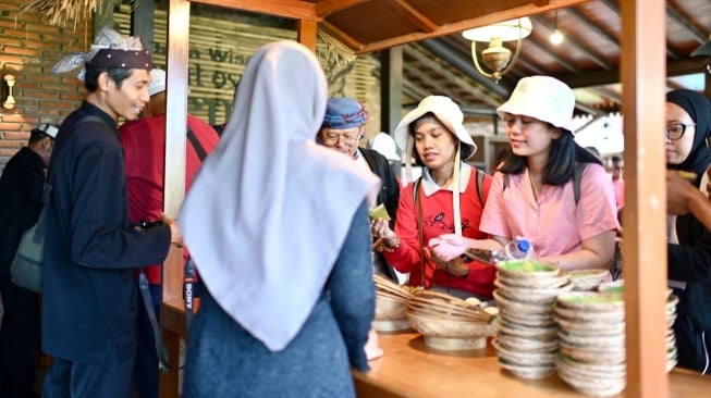 *Keterangan foto: Momen peserta Jelajah Gizi 2024 mengunjungi Desa Wisata Kemiren, Bayuwangi, Selasa (5/11/2024) (Dok. Danone Indonesia)