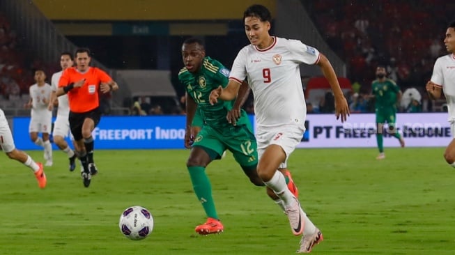 Pemain Timnas Indonesia Rafael Struick menendang bola saat berhadapan dengan Jepang di Stadion Utama Gelora Bung Karno (SUGBK), Senayan, Jakarta, Selasa (19/11/2024) [Suara.com/Alfian Winanto]