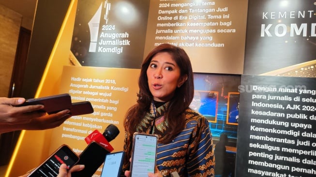 Menkomdigi Meutya Hafid saat ditemui di acara Anugerah Jurnalistik Komdigi atau AJK 2024 di Hotel Kempinski, Jakarta, Selasa (19/11/2024). [Suara.com/Dicky Prastya]